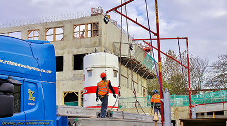 建筑臨邊作業(yè)防墜器與安全帶的安全保護(hù)